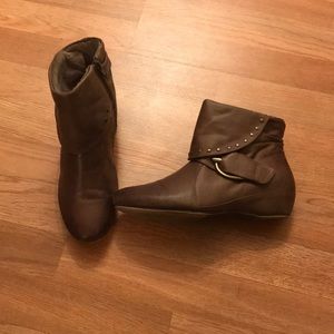SOLD !!! BareTraps Booties - Brown - Size 8